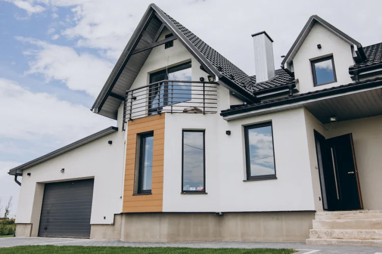 Frisch gestrichene Hausfassade eines Einfamilienhauses