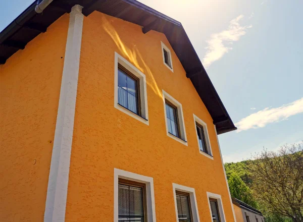 Referenz: gestrichene Hausfassade in Orange