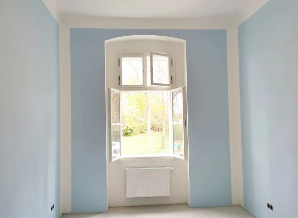 Referenz: frisch gestrichener Innenraum mit Fenster